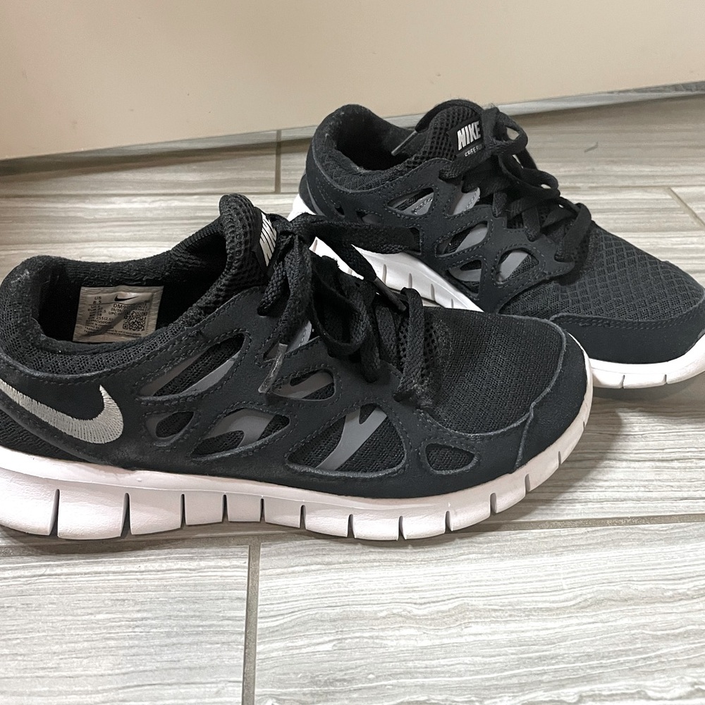 Black Nike Free Run 2.0 Women Size 8.5 Great condition